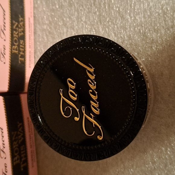 TOO FACED Born This Way Setting Powder Translucent NIB full size - Picture 4 of 8